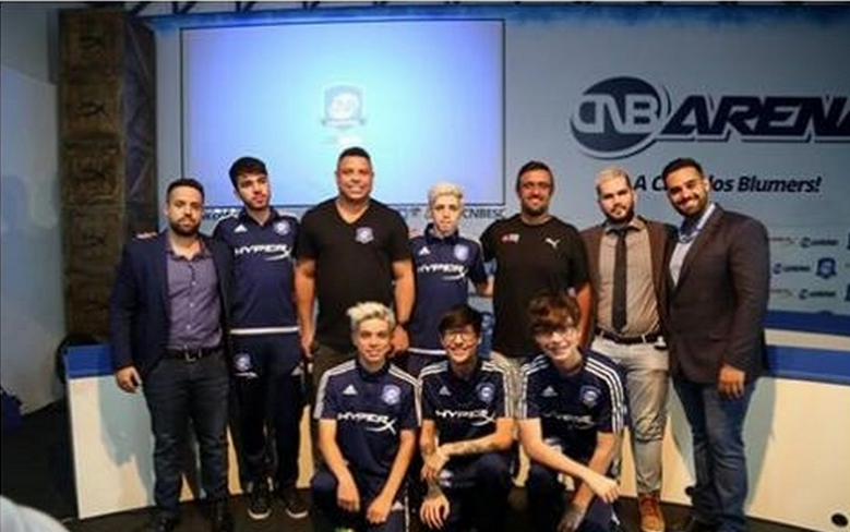 大罗涉足LOL 粉丝表示：绿茵球场来一套！