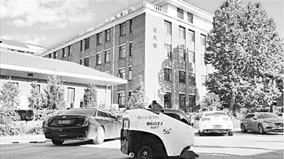 5G机器人迎新 带来“智慧校园”新体验