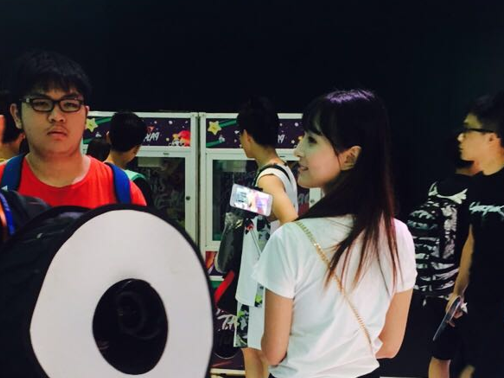 拿着自拍杆直播的美女主播