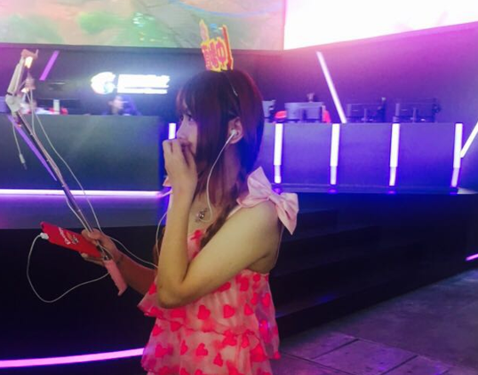 拿着自拍杆直播的美女主播