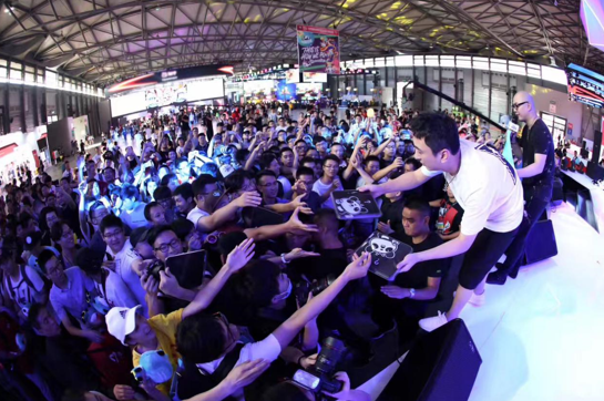 王思聪在CJ上派发礼品