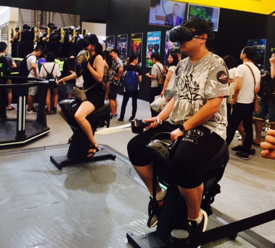 体验VR的玩家们