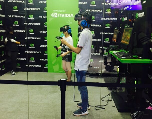 体验VR的玩家们