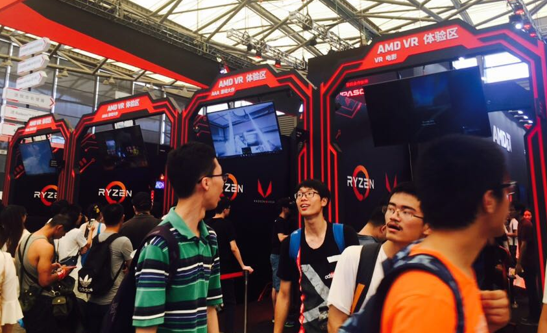 VR体验区排队的玩家